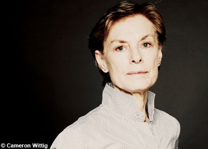 Lucinda Childs, Εν Λευκώ