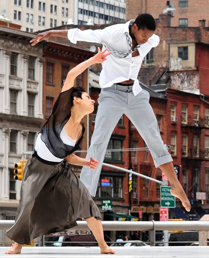 Της Μελίνας Σιδηροπούλου / Μαθήματα χορού κόντρα στη σχολική βία / Dancing to connect