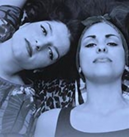 Προβολή της ταινίας χορού "the girls are here" σε σκηνοθεσία Ναταλίας Κουτσούγερα