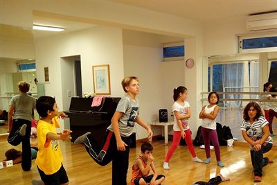 "Χορεύω άρα Επικοινωνώ" για τα Παιδικά Χωριά SOS στη Στέγη 