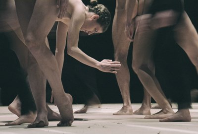 Εντυπώσεις από το αναίτια γυμνό LACRIMAL του Χάρη Κούσιου και ολίγα περί γυμνού στο χορό 