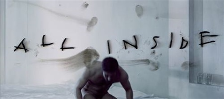 O Δημήτρης Παπαϊωάννου ανεβάζει ελεύθερα στο διαδίκτυο την παράσταση "ΜΕΣΑ"