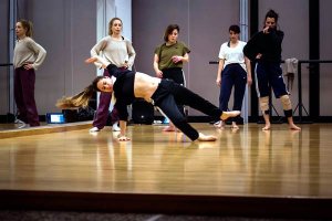 Τεχνική Σύγχρονου Χορού και πρόγραμμα Mentoring στην Αθήνα με την  Χριστίνα Μερτζάνη