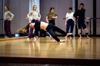 Τεχνική Σύγχρονου Χορού και πρόγραμμα Mentoring στην Αθήνα με την  Χριστίνα Μερτζάνη