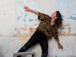 Σύγχρονος χορός με ακροβατικά στοιχεία με την Μαρίνα Τσαπέκου στο Τεχνουργείο