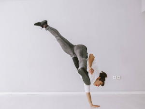 Μαθήματα Σύγχρονου Χορού και Κινητικής έρευνας με τη Μυρτώ Δελημιχάλη