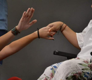 Συμπεριληπτικά μαθήματα (αναπήρων και μη αναπήρων) αυτοσχεδιασμού με την Άννα Βεκιάρη στο Ίσον