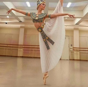 Αντιγόνη Τσιούλη: Η Ελληνίδα πρίμα μπαλαρίνα που ενώνει Ελλάδα και Αίγυπτο στα εγκαίνια του Grand Egyptian Museum