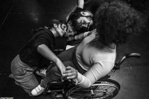 Μαθήματα αυτοσχεδιασμού (ανάπηροι και μη ανάπηροι συμμετέχοντες) με την Άννα Βεκιάρη στο ΙΣΟΝ